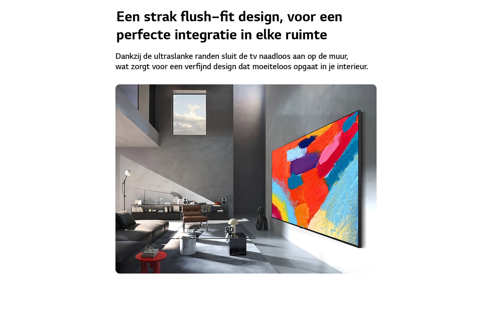 De LG Micro RGB evo AI MRGB95 is naadloos aan de muur gemonteerd in een ruime zwartgekleurde kamer, met gedurfde kunstwerken in levendige kleuren die harmonieren met het omringende interieur.